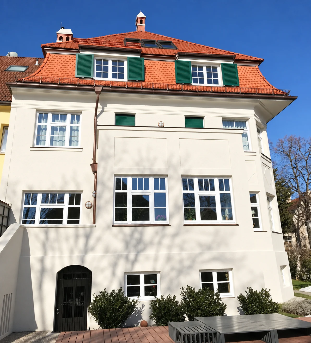 Visualisierung desselben älteren Wohnhauses mit überarbeiteter Fassade und erneuerten Fenstern bei erhaltener Gestaltung
