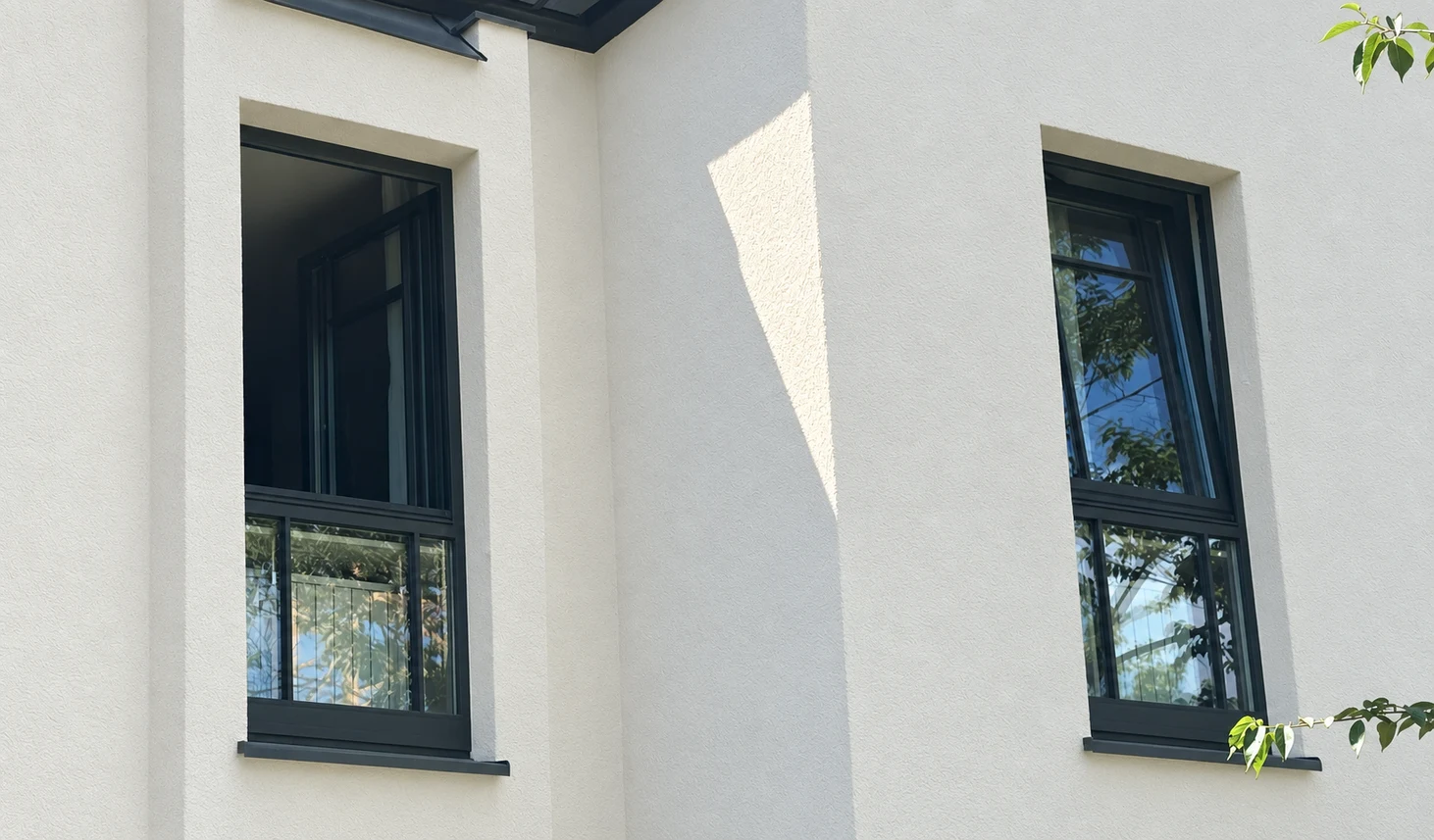Visualisierung derselben Fassade mit fertig verputztem Wärmedämmverbundsystem und angepassten Fensterbänken