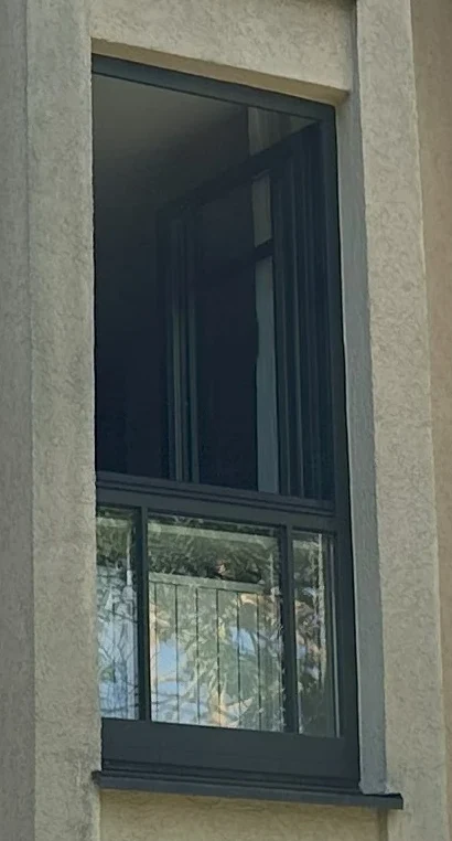 Außenansicht eines Fensters ohne heruntergelassene Außenjalousie