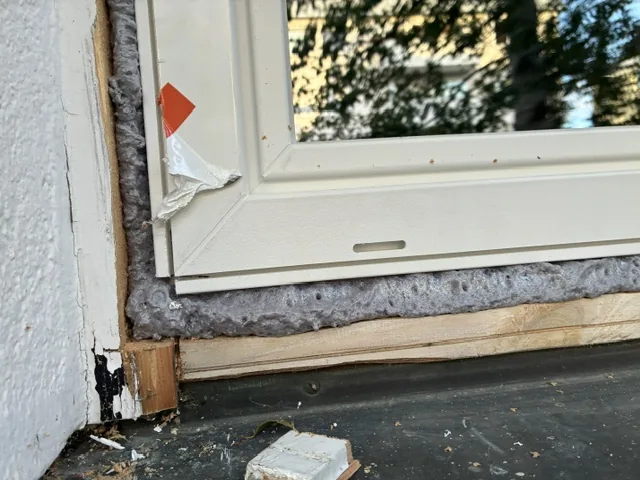 Unterer Fensteranschluss mit noch offenem Anschlussbereich während der Montage