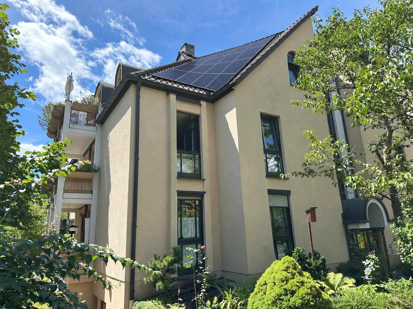 Visualisierung desselben Dachs mit Photovoltaikmodulen